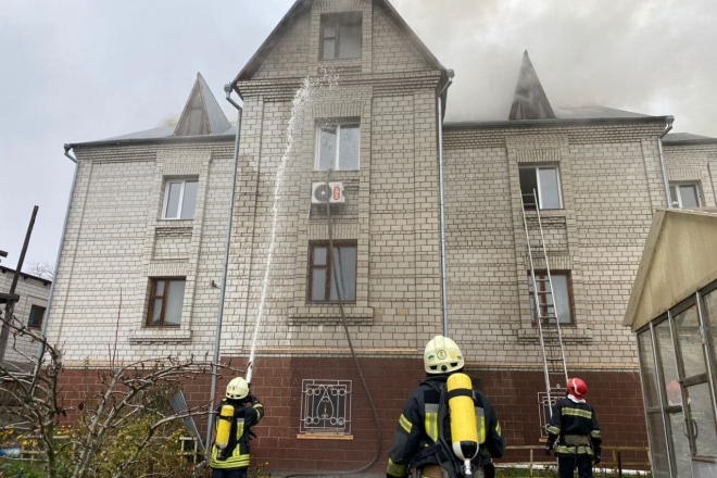На Пржевальского загорівся дах будинку, де зберігали газові балони (ФОТО)