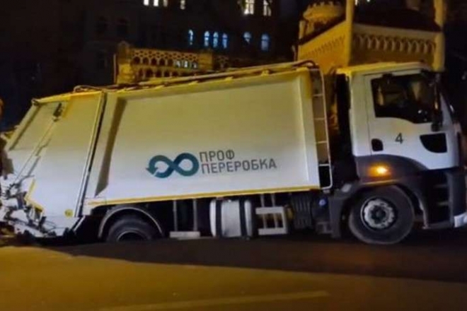 В Києві сміттєвоз провалився під новенький асфальт (ВІДЕО)