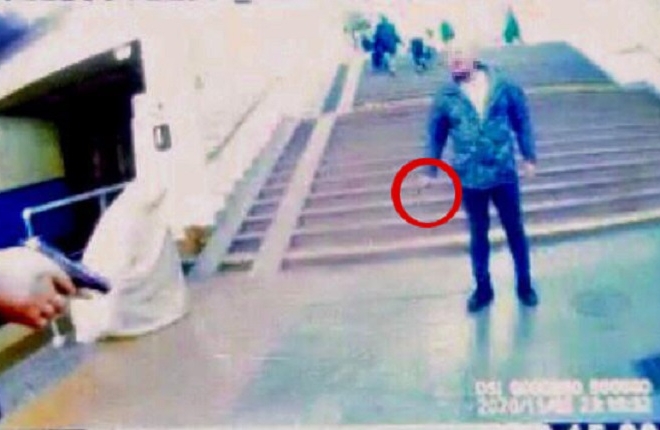 В київському метро ледь не вбили поліцейського. Врятував пасажир з пістолетом