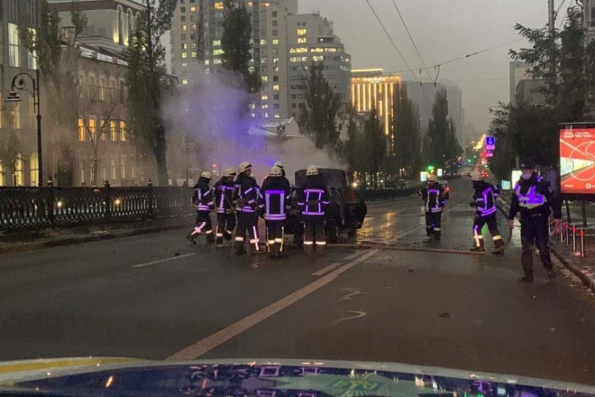 В центрі Києва перекрили рух – загорівся автомобіль