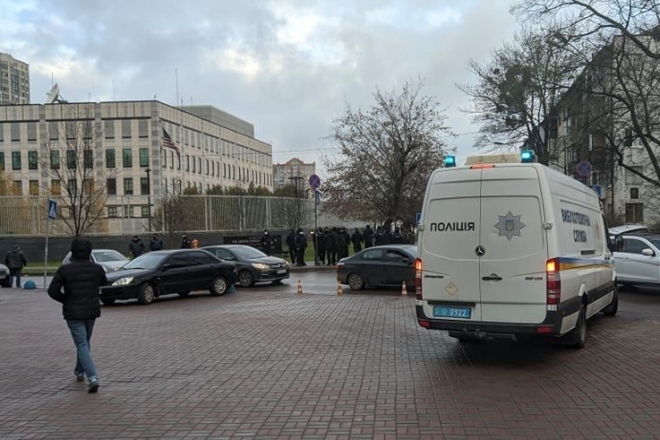 Посольство США на вулиці Сікорського оточили бійці Нацгвардії (ФОТО)
