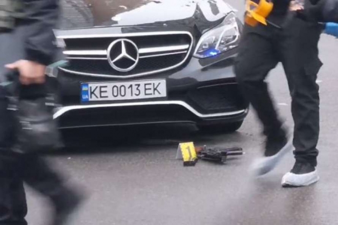 На Позняках першокласний Mercedes розстріляли з автомата