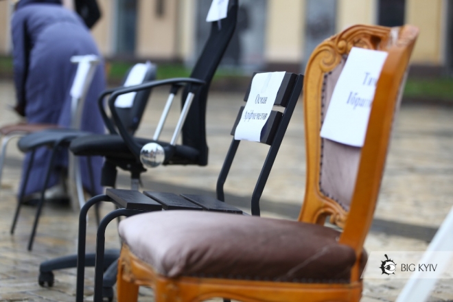 Порожні стільці, Ахтем Сеітаблаєв та Фоззі – акція на Софійській площі (ФОТО)