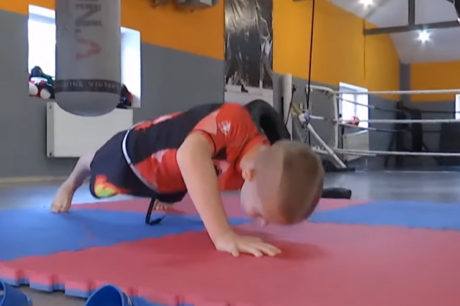 На Київщині 9-річний хлопчик встановив рекорд із відтискання на одній руці