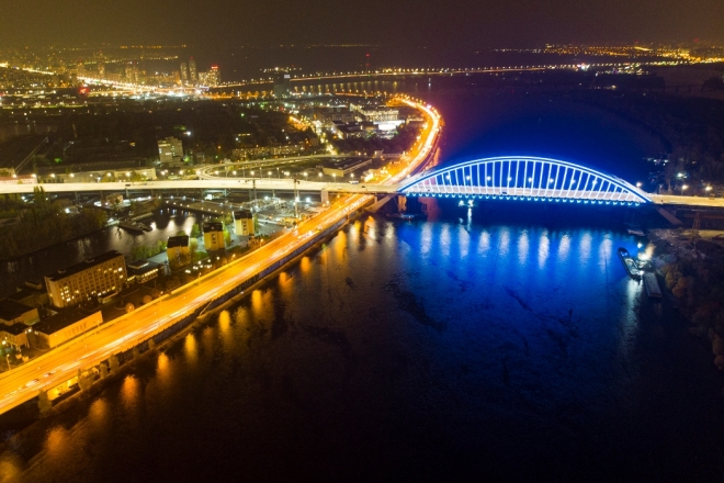 Pneumolight: київські мости засяяли блакитними вогнями (ФОТО)