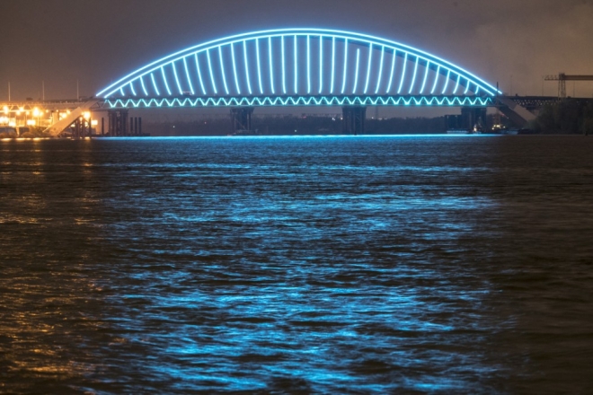 У Києві два мости підсвітять блакитним – причина