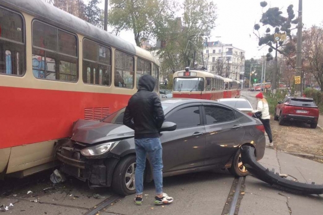 На Дмитрівській повністю заблоковано рух трамваїв (ФОТО)