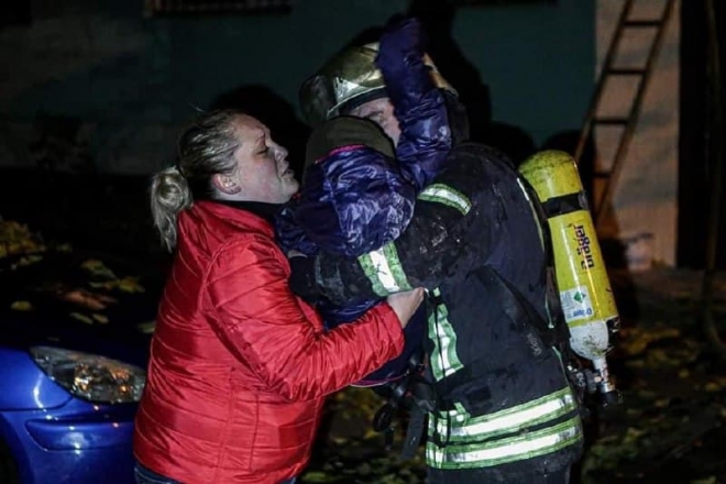 На Русанівці пожежники врятували 3 дітей від полум’я. Решта мешканців у безпеці