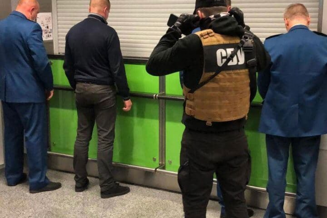 Систематичне хабарництво у аеропорті “Бориспіль”. Службовців передали прокуратурі