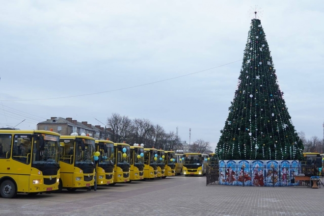 Громади Київщини отримали 26 нових шкільних автобусів