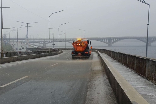 Київ засипає снігом – як убезпечують столичні дороги