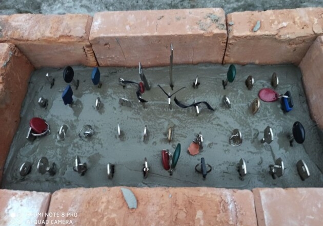 Шокуючий арт-об’єкт біля зруйнованого на Позняках будинку: “Так ми пом’янули загиблих сусідів”