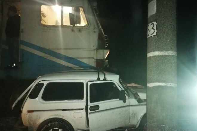 Під Києвом п’яний водій врізався в електричку (ФОТО)