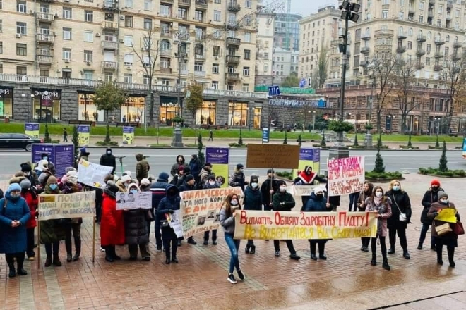 Агітатори Пальчевського мітингували під мерією. Кажуть їм не заплатили за вибори