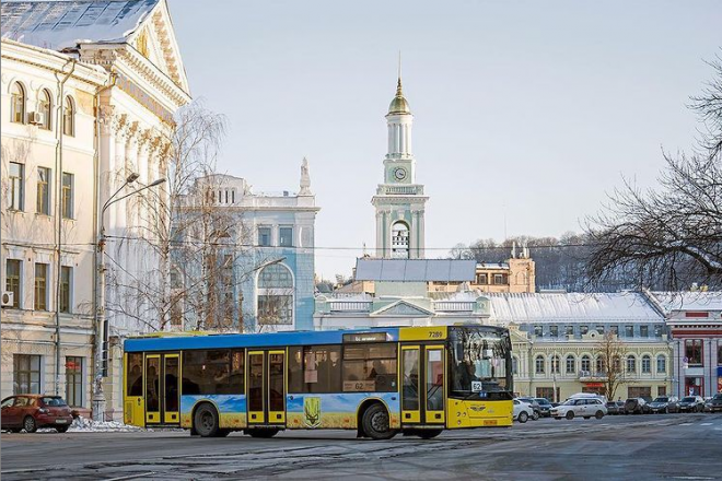 Повітряні тривоги “вкрали” понад 120 годин роботи у комунального транспорту Києва, поки приватники возили пасажирів