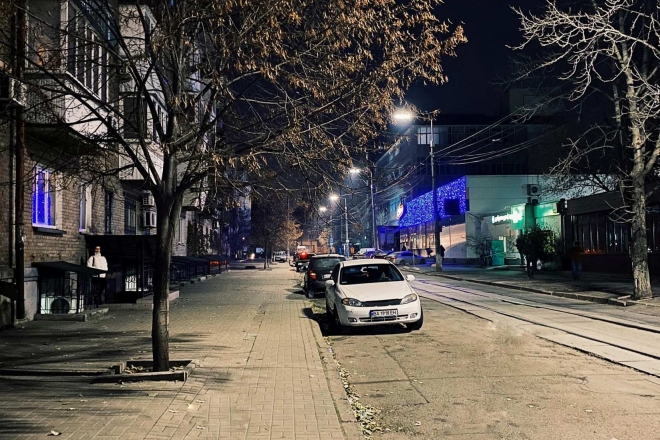 Вулиця у Подільському районі засяяла новим LED-освітленням (ФОТО)