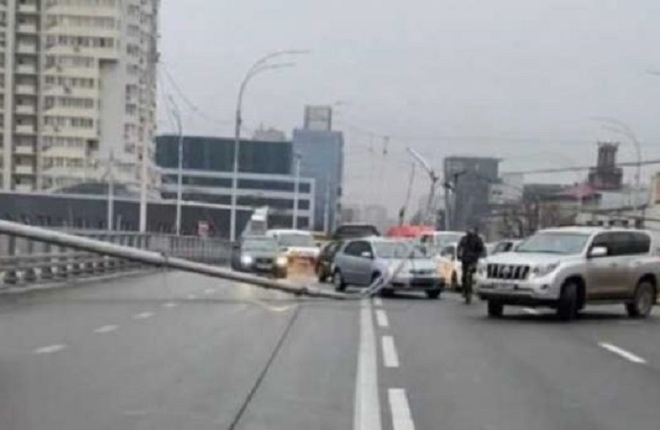 Як падали ліхтарі на Шулявському мосту – шокуюче відео