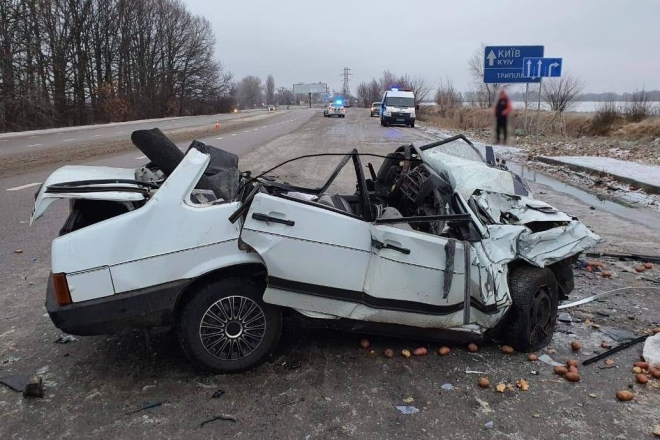 Жахлива ДТП на Київщині: автівці відірвало дах, загинули водій та 14-літній хлопець (ФОТО)