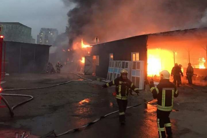 На Святошинській масштабна пожежа на складах. Обрушилася покрівля (ФОТО)