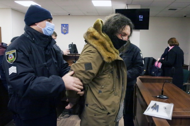 Жертви фотографа Ктиторчука протестували під судом. Його мали випустити під домашній арешт