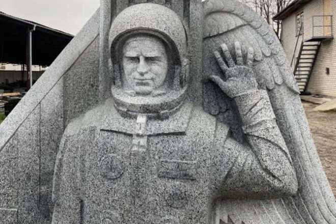 “Жесть” та “жлобство”. Що кияни думають про новий пам’ятник Леоніду Каденюку