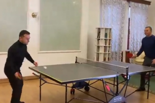 Зеленський в Офісі президента грає у настільний теніс – відео Мендель