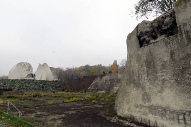 “Стіну пам’яті” на Байковому кладовищі планують далі очищувати від бетону