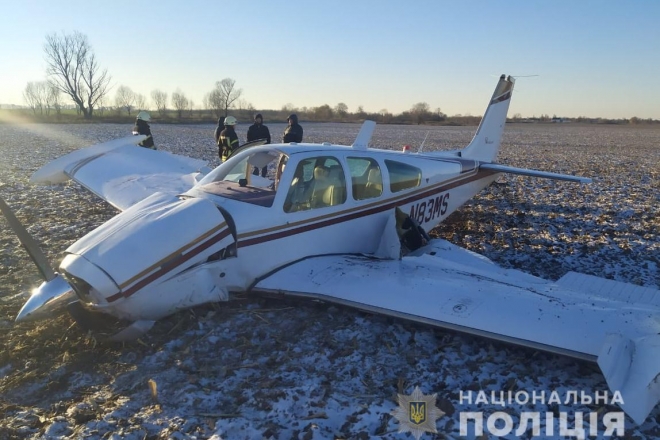 На Київщині впав літак, є поранені (ФОТО)