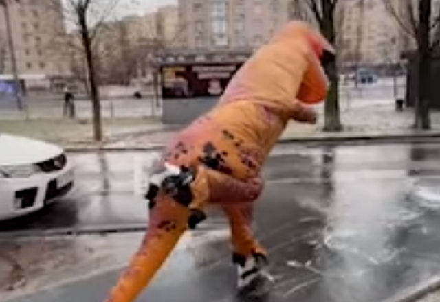 Ожеледиця в столиці принесла танці на льоду… з динозавром (ВІДЕО)
