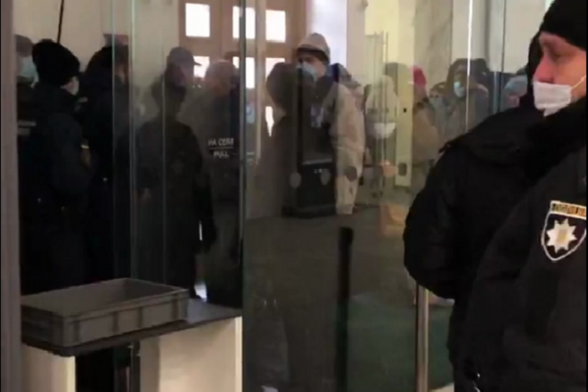 Активісти зчинили галас на вході до Київради. Чого вимагають (ВІДЕО)