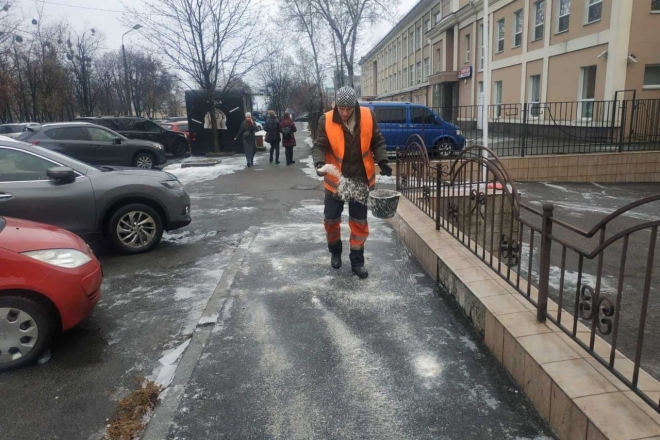 Крижаний Київ: за вихідні на вулиці висипали тонни солі (ФОТО)