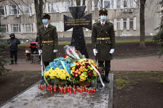 Прийти схилити голову. У сквері Києва відкрили пам’ятний знак загиблим воїнам