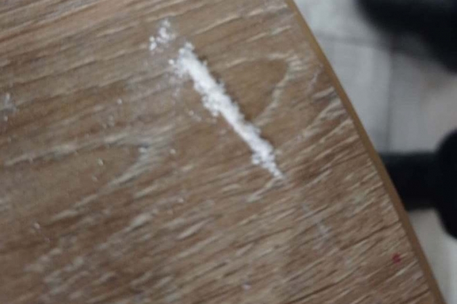 У ТРЦ на Декабристів жінка нюхала зі столика білий порошок (ФОТО)