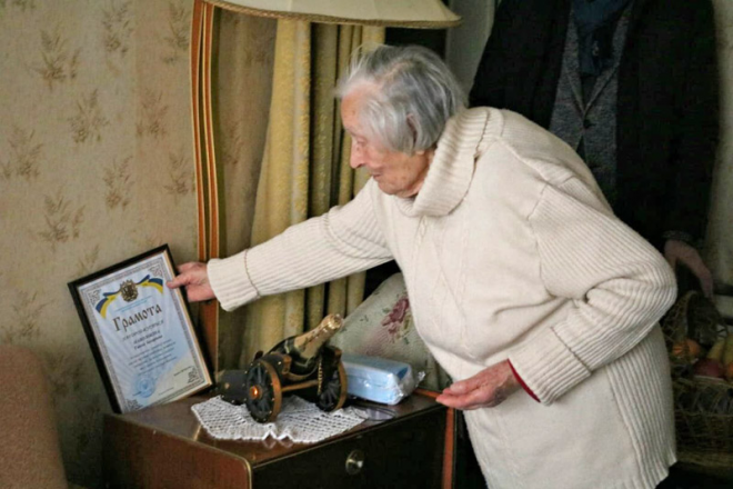 Учасниця Другої світової відзначає свій 100-літній ювілей. Як привітали бабусю (ФОТО)