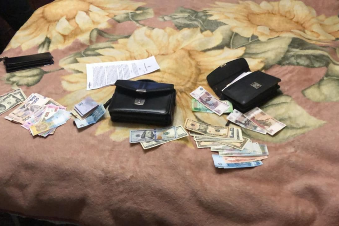 У Києві колишній поліцейський організував збут фальшивих долларів та гривень