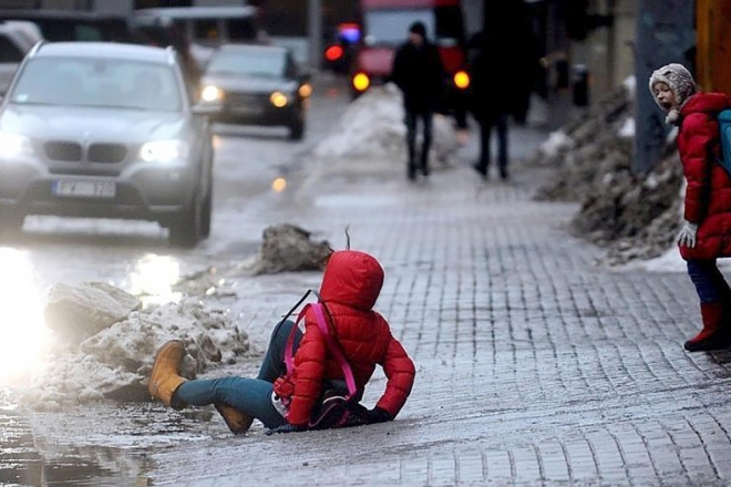 Скільки ДТП та травматичних падінь сталось у Києві за першу сніжну добу