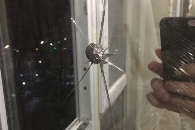 Невідомий “снайпер” обстріляв вікна у квартирах на Березняках