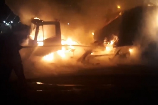Вночі в Києві гасили палаючий транспорт – пошкоджено п’ять авто (ВІДЕО)