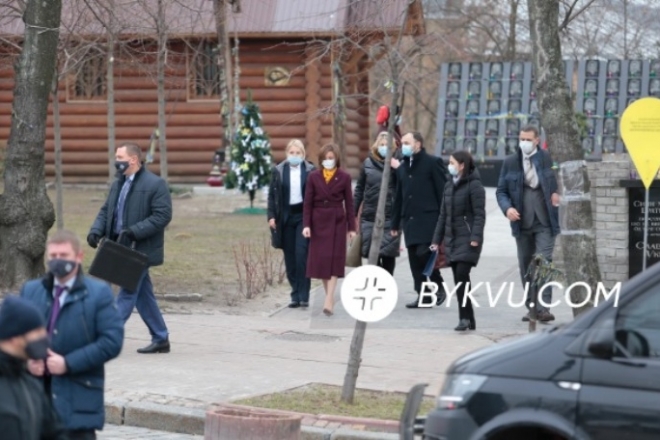 Президентка Молдови побувала на Алеї Героїв Небесної Сотні та запалила свічку (ФОТО)