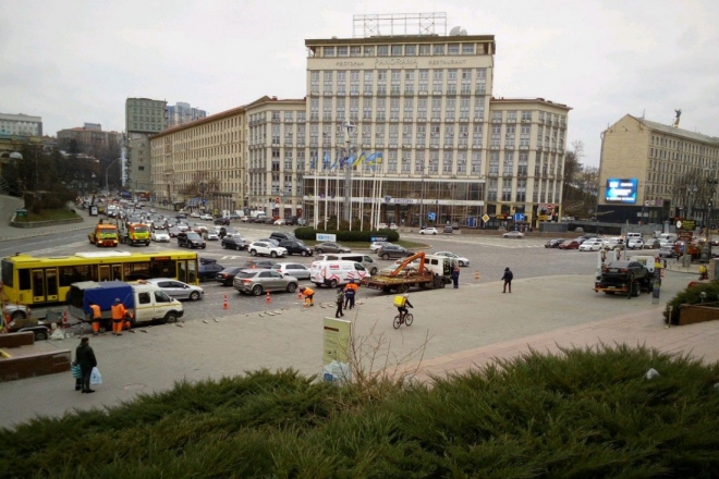 Фото дня. Біля Українського дому прибрали паркувальний безлад