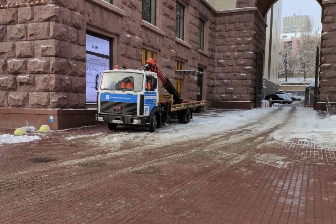 Біля Будинку профспілок і КМДА прибрали автівки “героїв парковки”