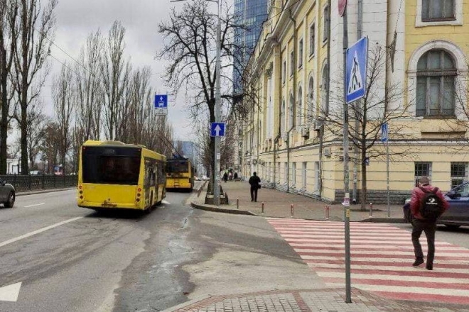 Правила не для всіх? Патрульне авто “розсікало” смугою громадського транспорту у Києві