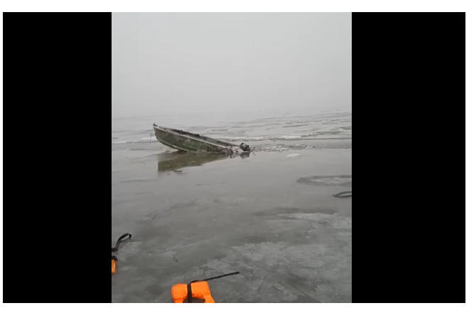 Рибалки у човні попали у крижаний полон на Київському водосховищі і ледь не загинули