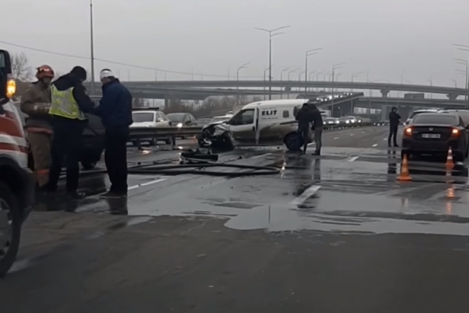 На Наддніпрянському шосе масштабна аварія. Винуватець чогось летів проти руху