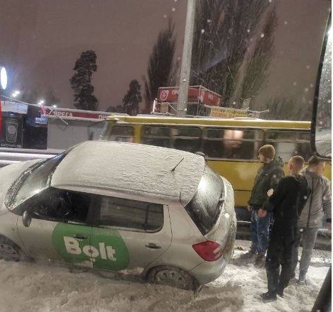 Аварія біля станції метро Чернігівська: таксі заблокувало рух трамваїв