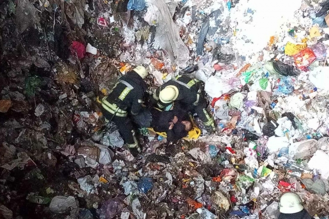 У Києві чоловік впав у глибокий бункер зі сміттям. Витягали рятувальники (ФОТО)