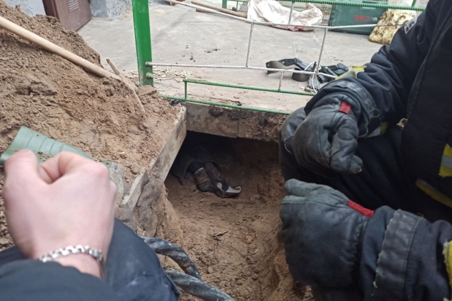 Трагедія на Вишгородській: людину засипало грунтом в тунелі (ФОТО)