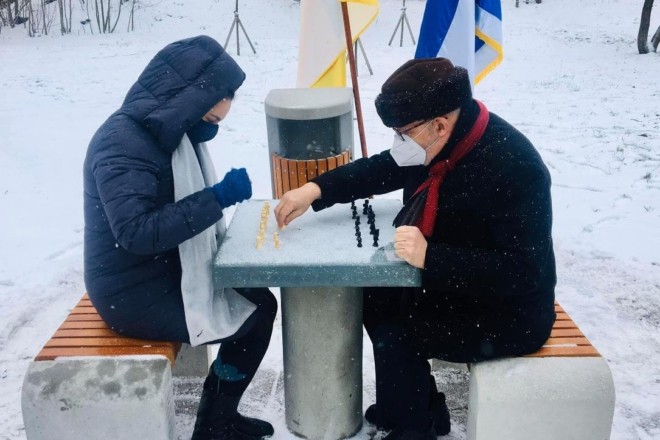 Як потеплішає, зіграєте в шахи. У Києві відкрили парк Україно-Ізраїльської дружби