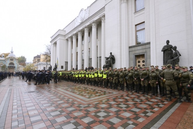 В урядовому кварталі багато поліції. Рух центральними вулицями можуть обмежити