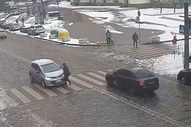 На Володимирській автомобіль збив чоловіка на переході – це потрапило на відео